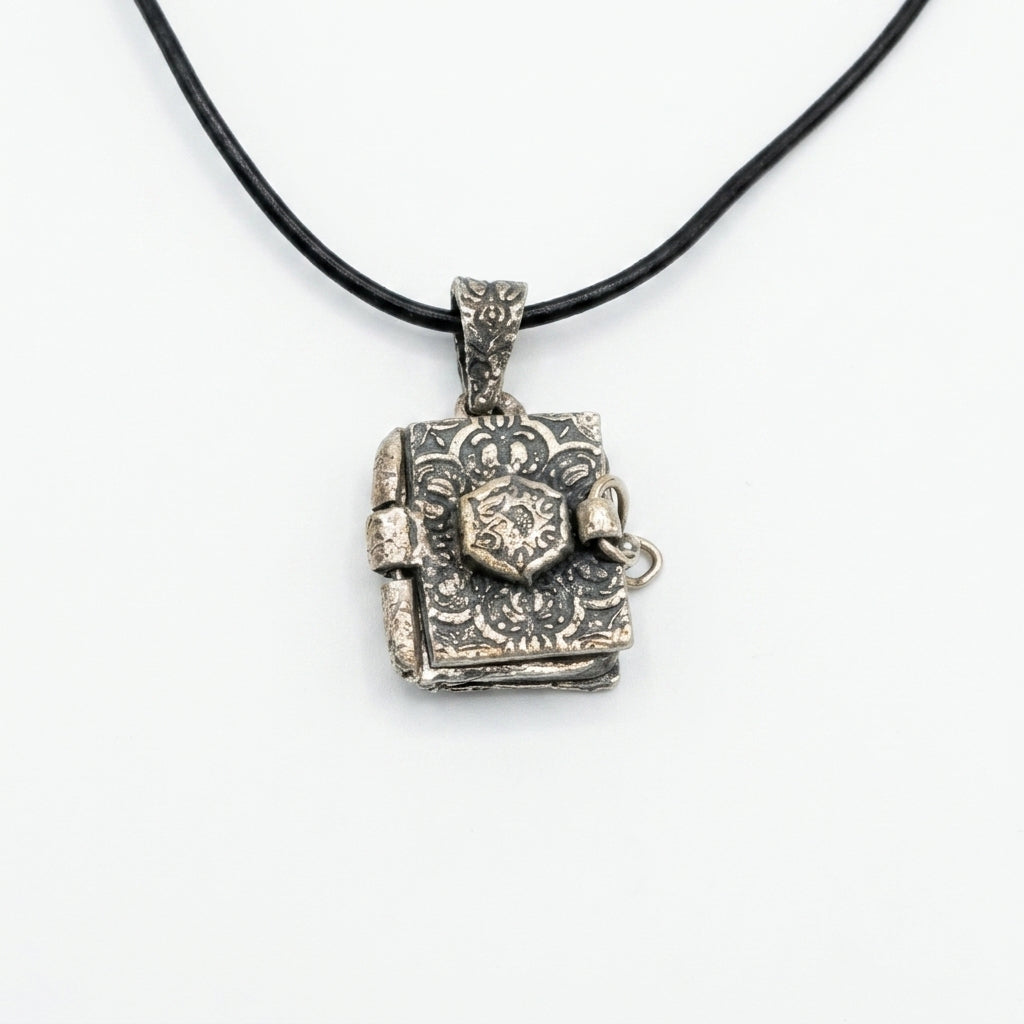 Collier locket livre avec zircon blanc