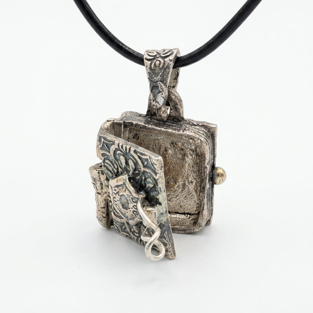 Collier locket livre avec zircon blanc